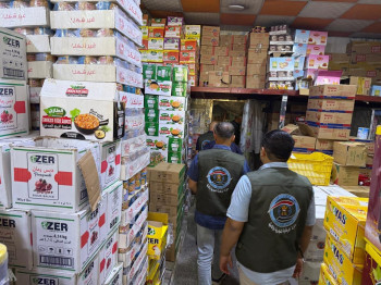 التجارة تضبط طحيناً محلياً ممنوع التداول ومواد غذائية منتهية الصلاحية في 3 محافظات