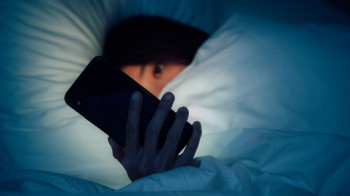 لماذا ينصح الأطباء بحظر الهاتف في أولى دقائق الصباح؟