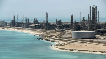 النفط يتراجع بعد إعفاء أمريكا روسيا من عقوبات ورسوم جمركية