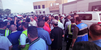 موظفو مطار النجف يحتجون ويهددون بالاعتصام