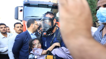 رجل يرمي طفلته من الطابق الثالث لانقاذها من حريق اندلع في كربلاء
